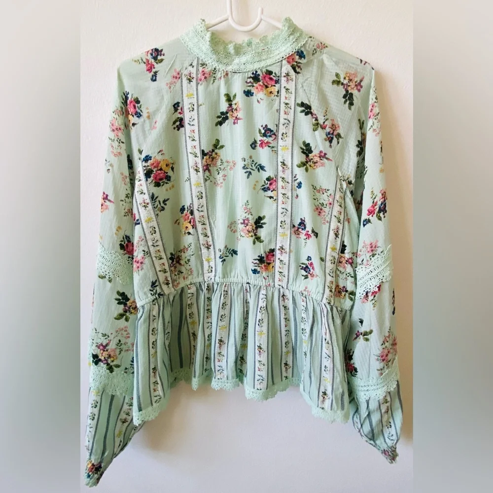 NWOT Amour floral lace blouse in a mint green color L - Picture 2 of 5